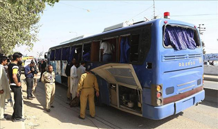Fuerzas de Seguridad inspeccionan un autobús que fue atacado el mes de marzo Sanguinario ataque contra viajeros de un autobús en Pakistán